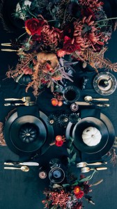 If I was going to host a Halloween dinner party I would find my table setting inspirations from these 13 fabulous Halloween Table Settings!