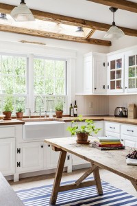 Farmhouse sinks are not only easy on the eyes, they are extremely functional. Take a look at these Looks to Love: 50+ Farmhouse Sinks via Design Asylum Blog