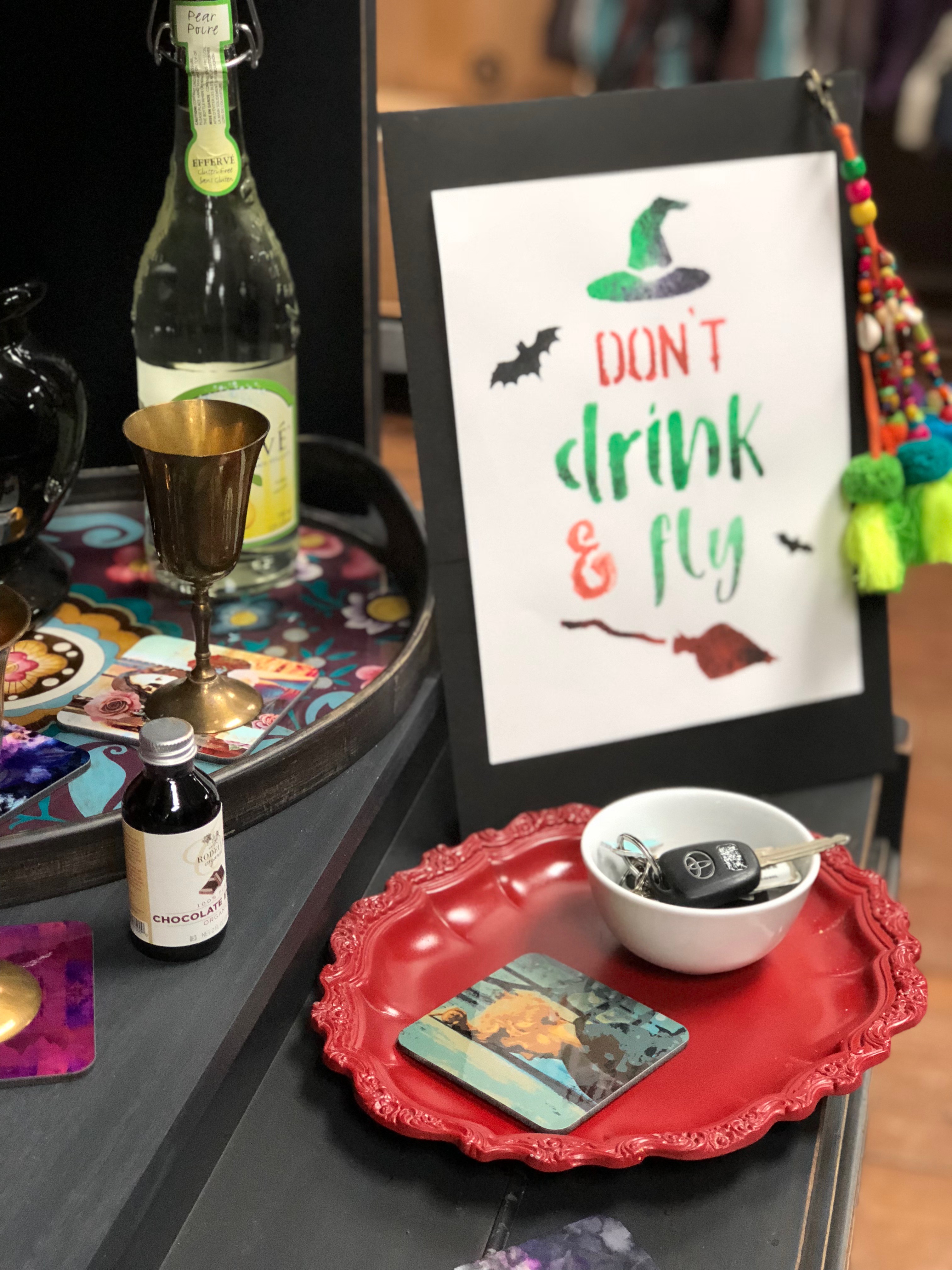 How to Use Stencils to create a DIY Halloween Sign! Follow this tutorial to see how to stencil a Halloween sign, perfect for a Halloween party.