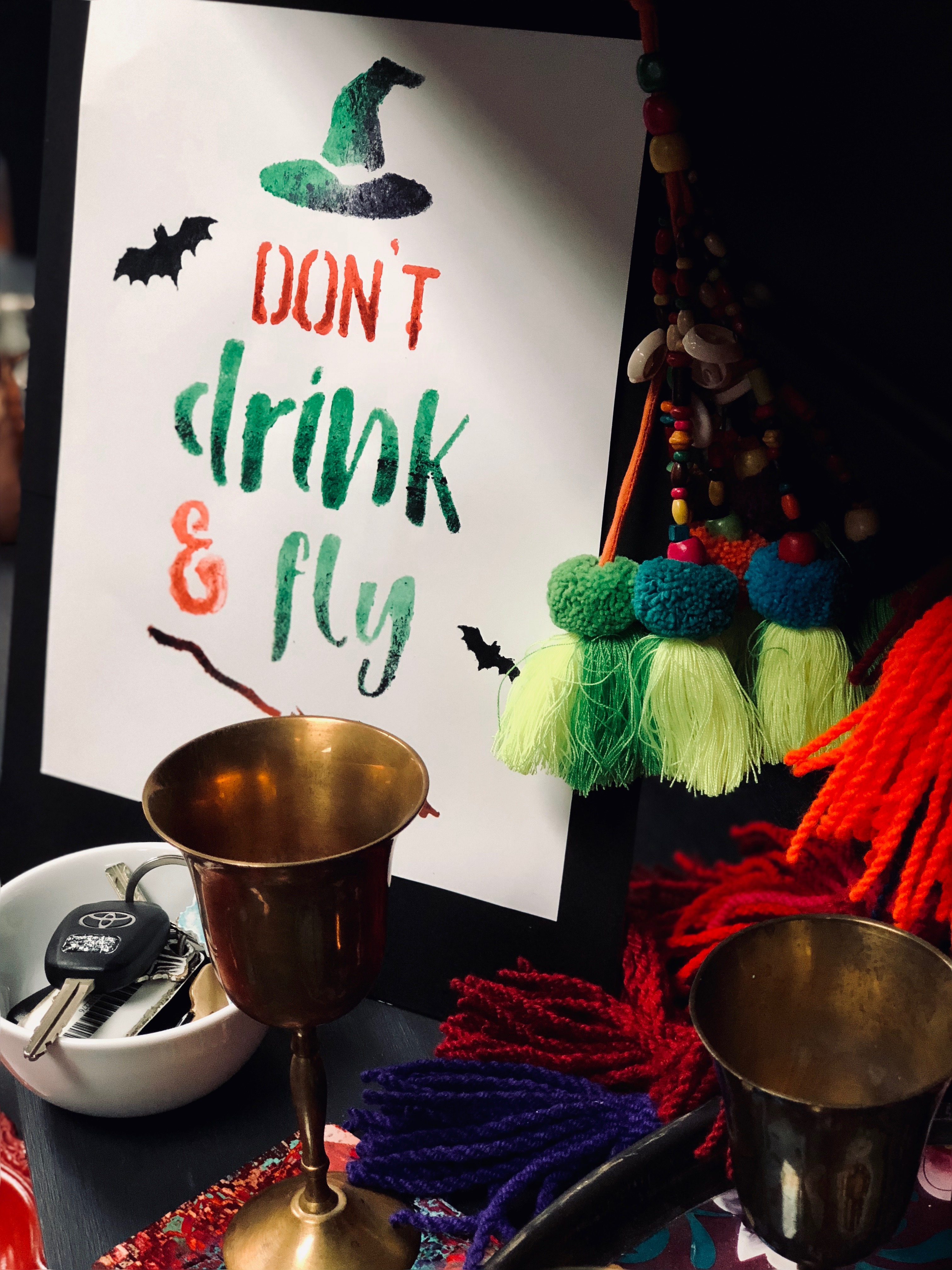 How to Use Stencils to create a DIY Halloween Sign! Follow this tutorial to see how to stencil a Halloween sign, perfect for a Halloween party.
