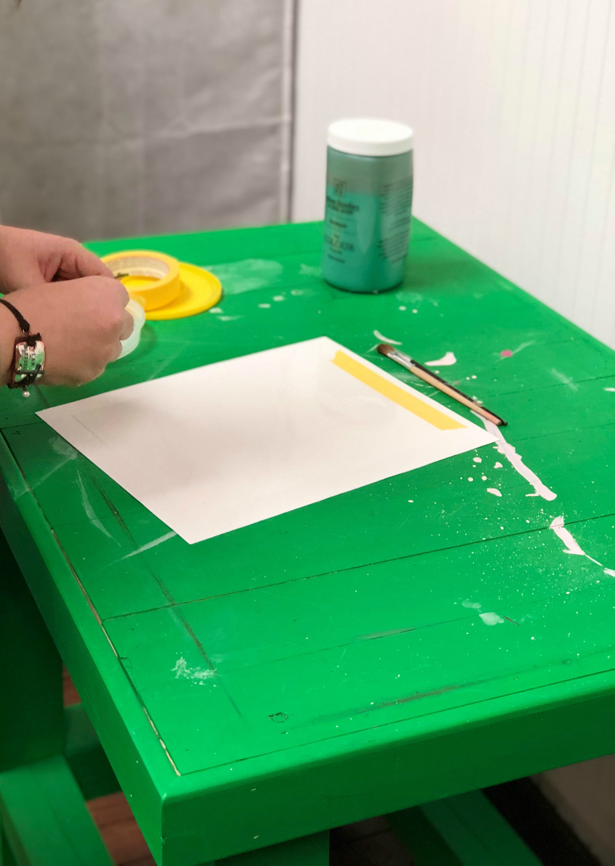 How to Use Stencils to create a DIY Halloween Sign! Follow this tutorial to see how to stencil a Halloween sign, perfect for a Halloween party.