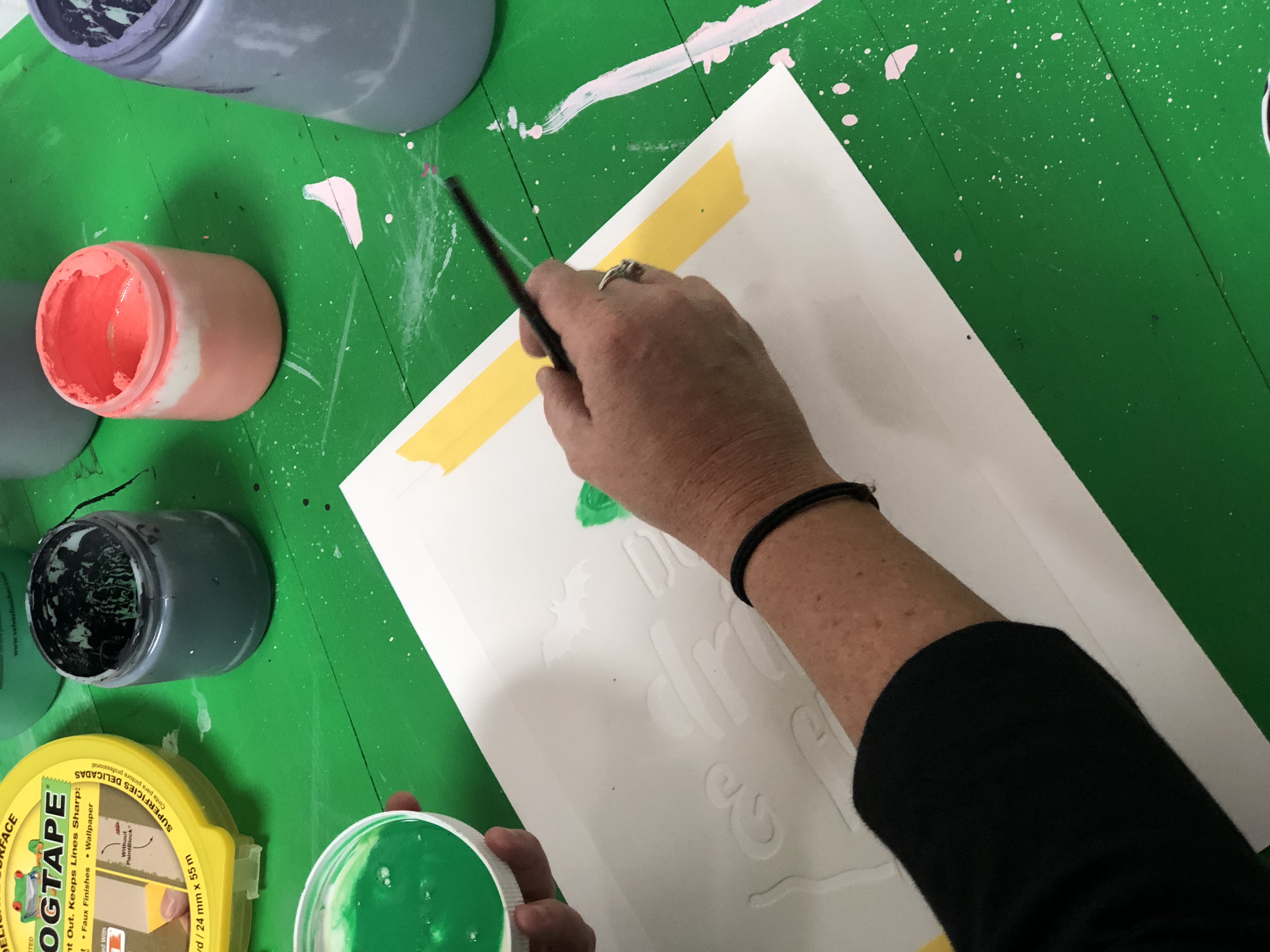 How to Use Stencils to create a DIY Halloween Sign! Follow this tutorial to see how to stencil a Halloween sign, perfect for a Halloween party.