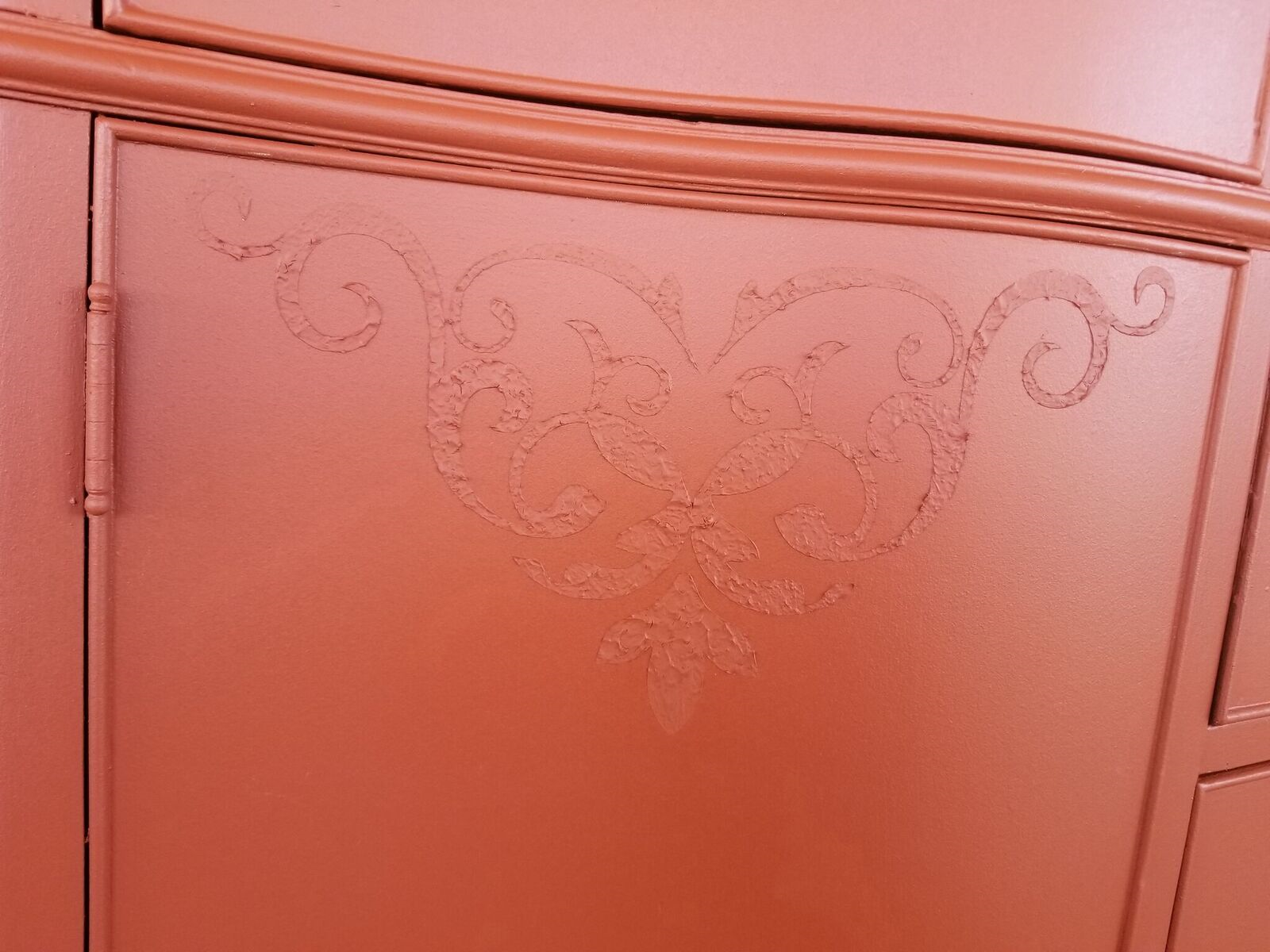 See how to accent your furniture with metallic paint using Velvet Finishes. Highlight, paint, and accent with metallics in silver, gold, or pearl using VF!